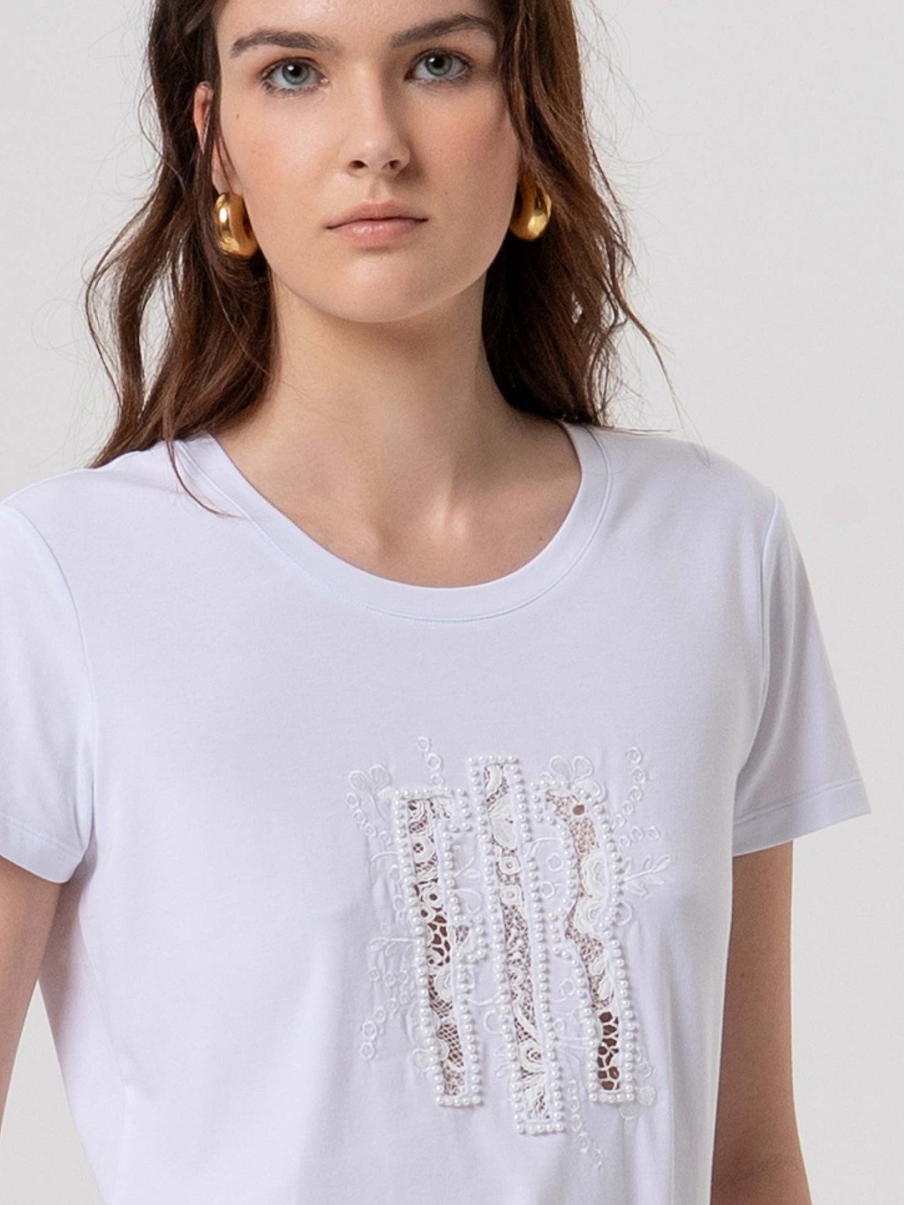T-shirt com Log�tipo em Aplica��o de Renda