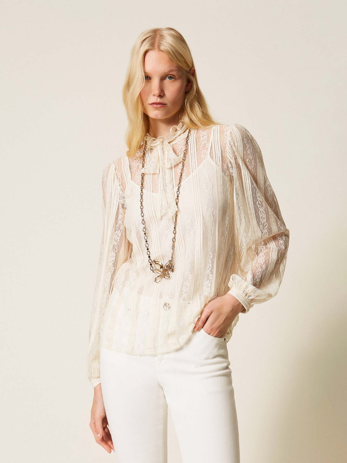 Blusa em Renda com Gola de Laçada