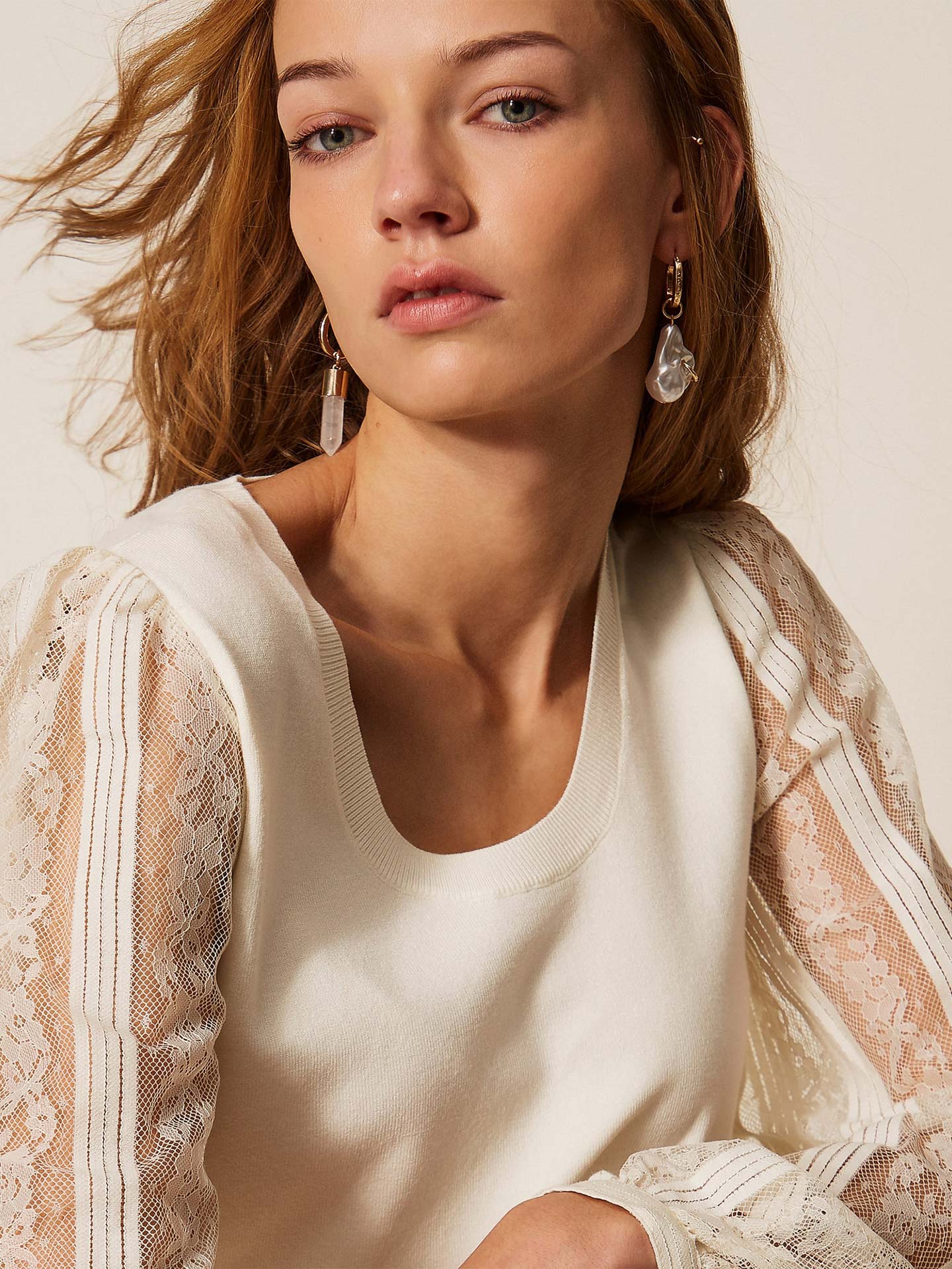 Camisola de Malha com Mangas Abalonadas em Renda