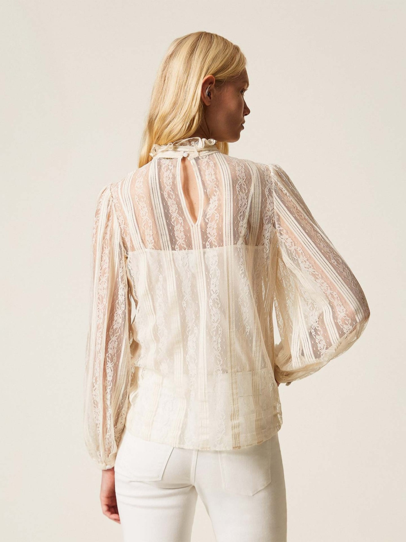 Blusa em Renda com Gola de La�ada