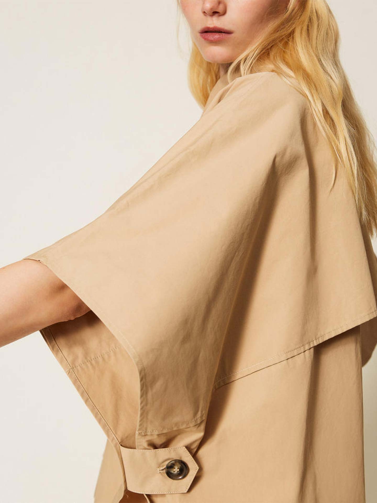 Capa Poncho Estilo Trench em Gabardine