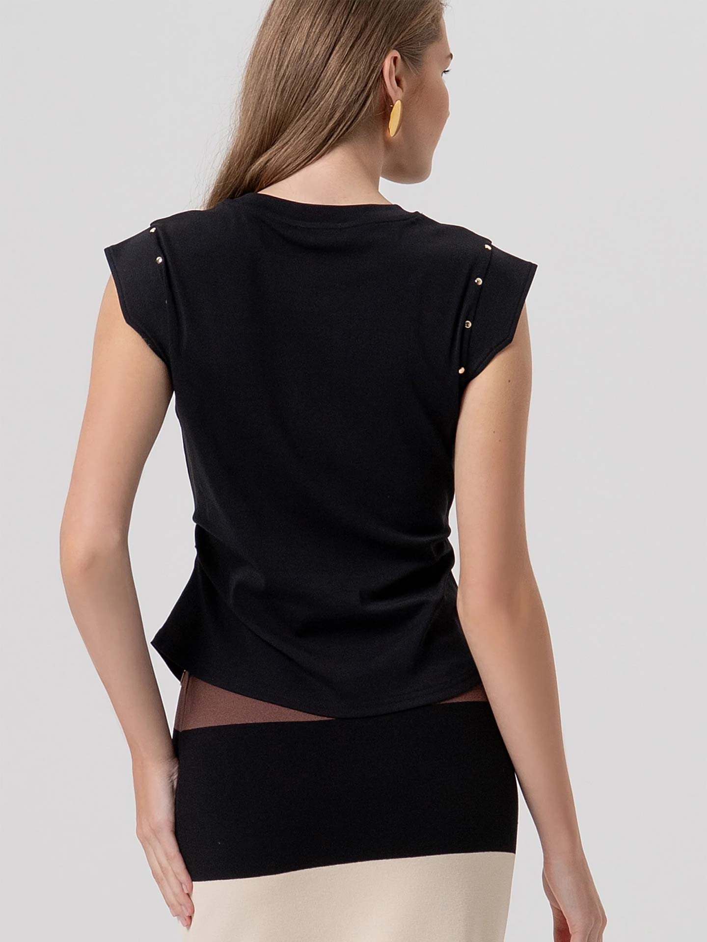 T-shirt com Tachas e Colar Decorativo