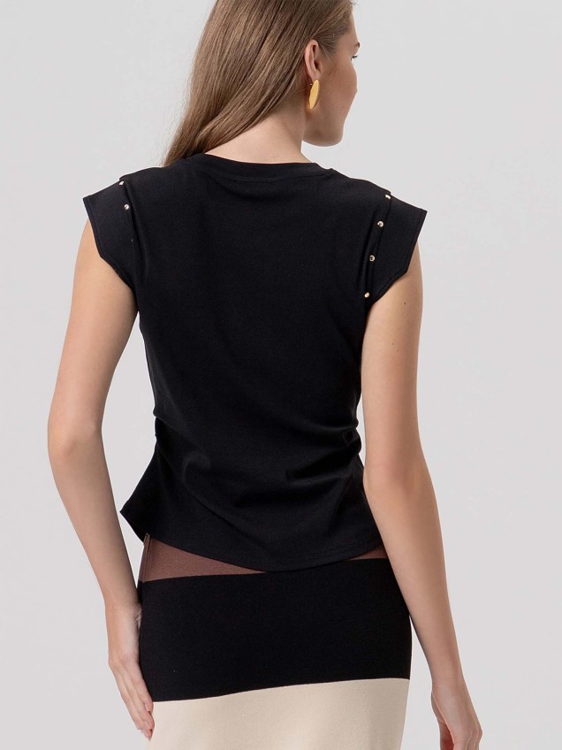 T-shirt com Tachas e Colar Decorativo