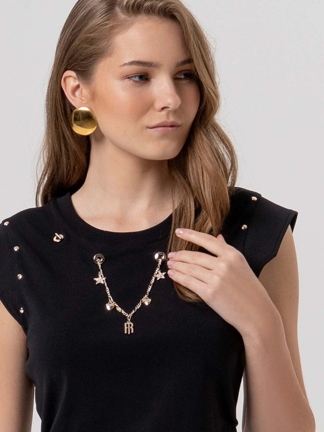 T-shirt com Tachas e Colar Decorativo