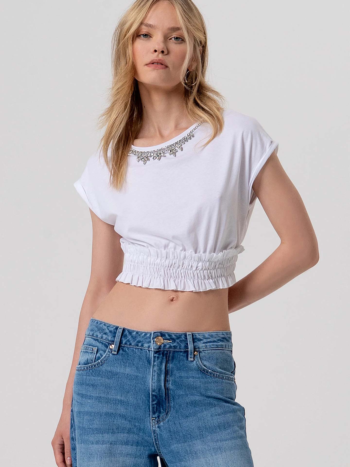 T-shirt Cropped com Aplicações de Pedraria