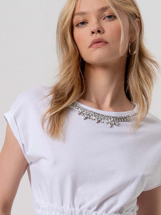 T-shirt Cropped com Aplicações de Pedraria