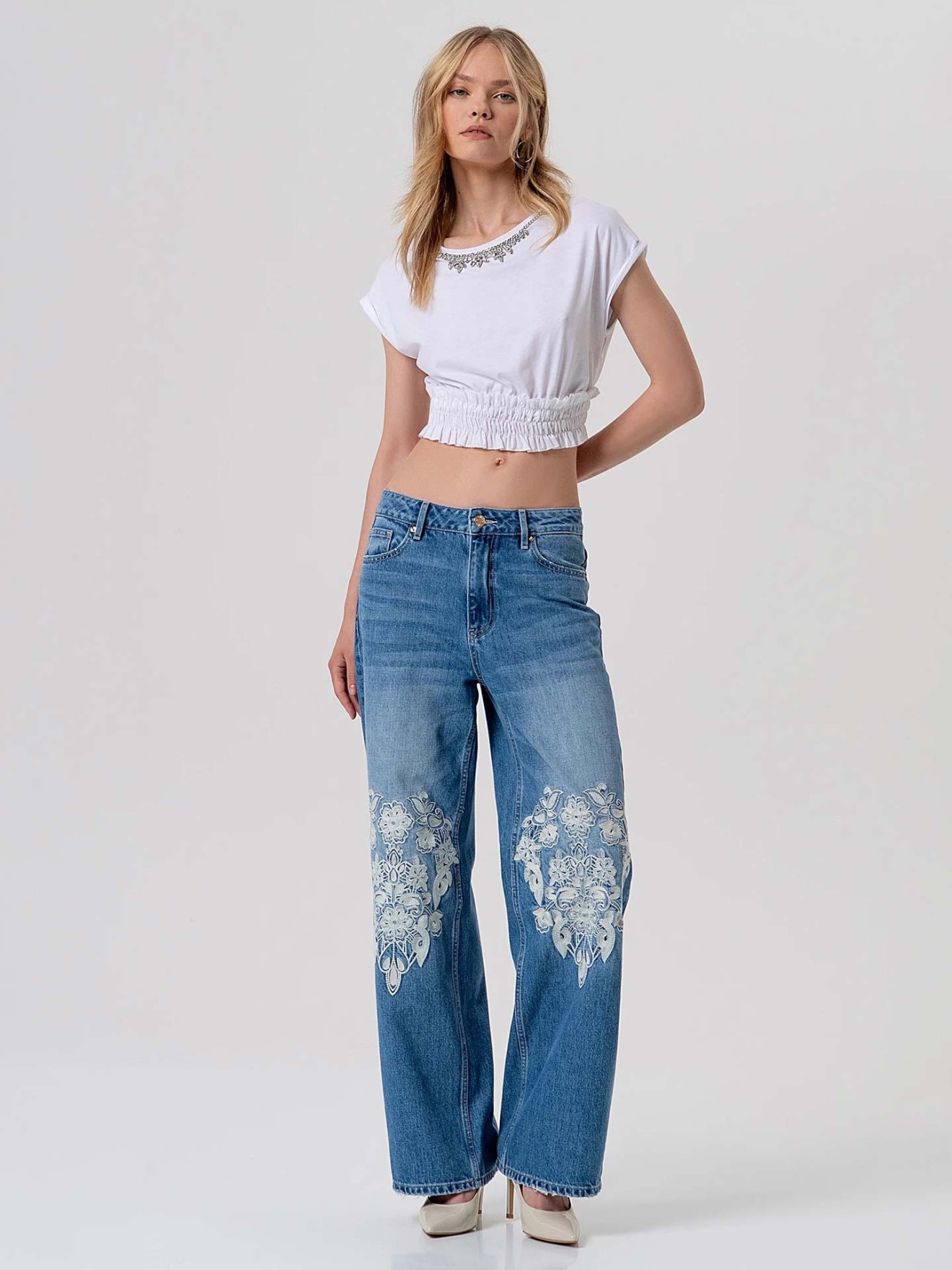 T-shirt Cropped com Aplica��es de Pedraria