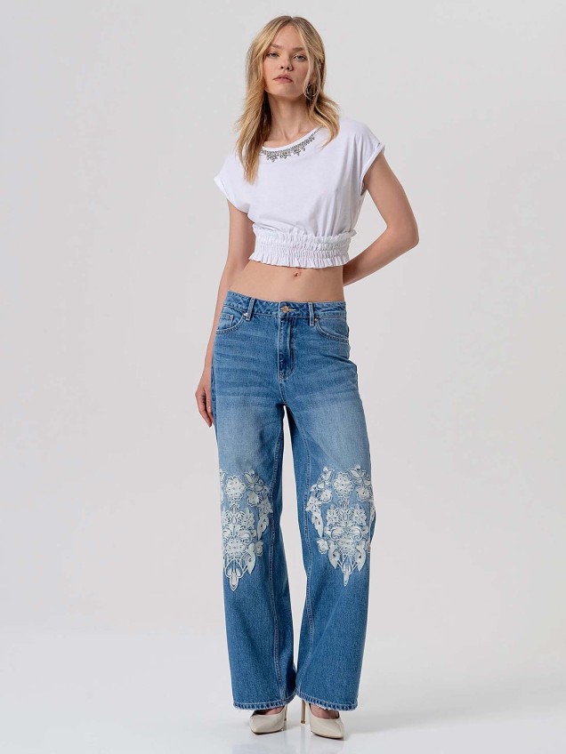 T-shirt Cropped com Aplicações de Pedraria
