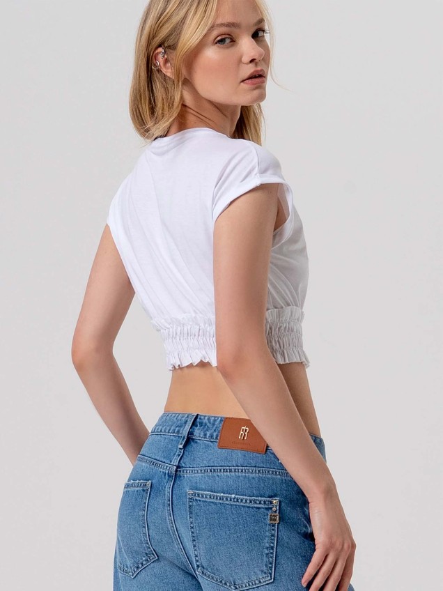 T-shirt Cropped com Aplicações de Pedraria
