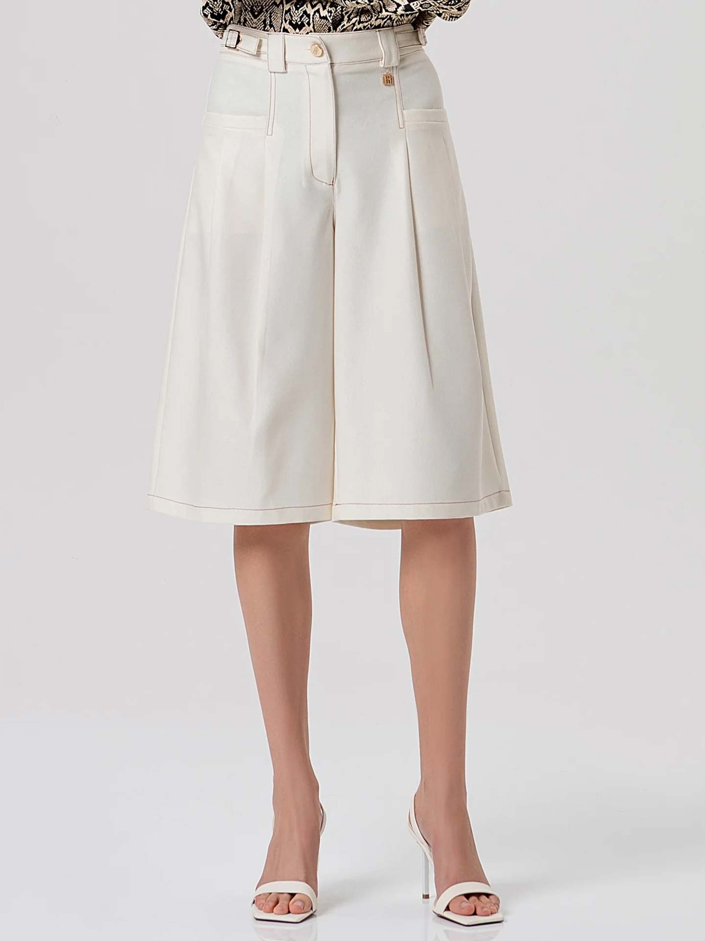 Bermudas Flared de Perna Larga com Pinças