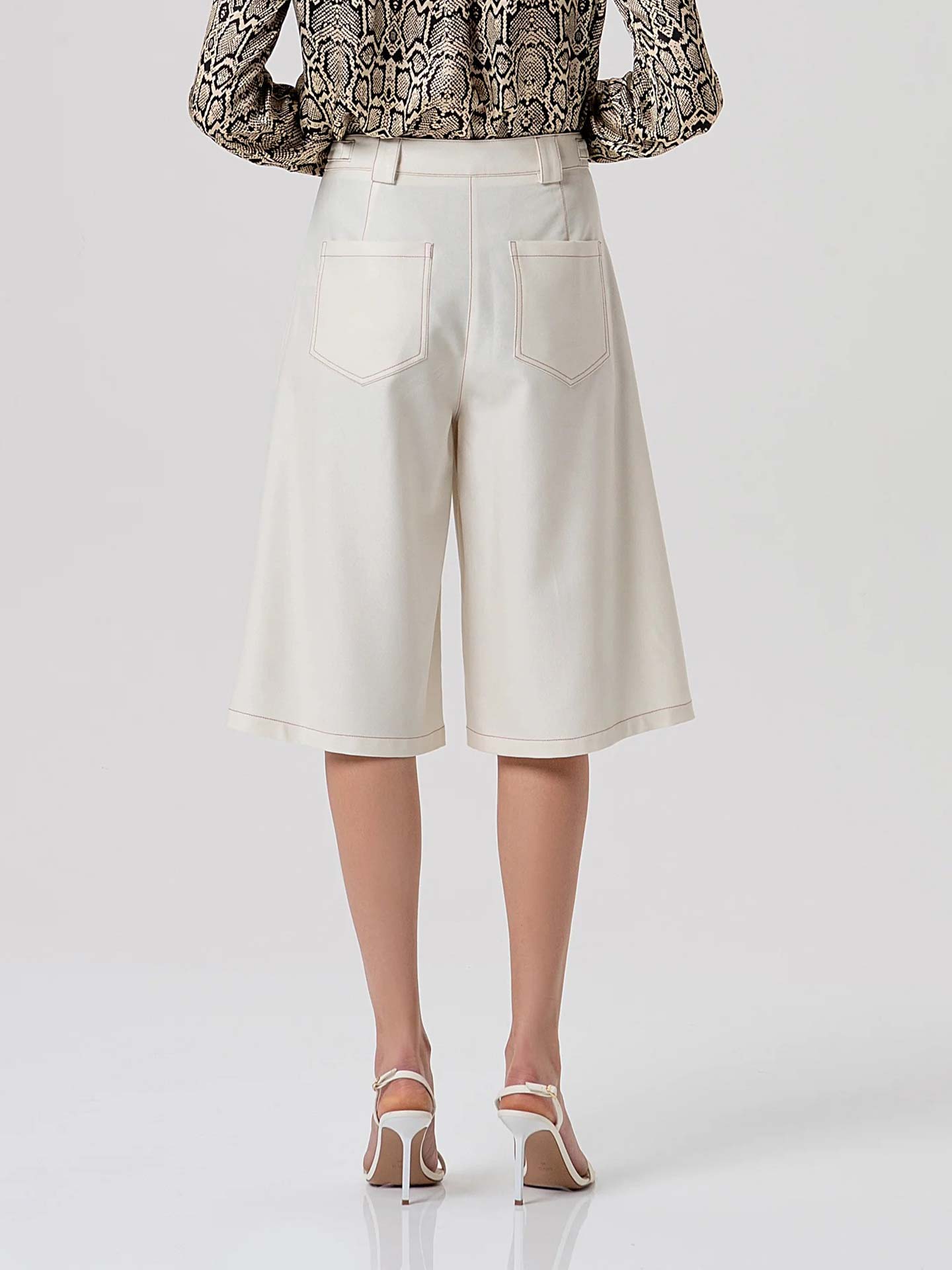 Bermudas Flared de Perna Larga com Pinças