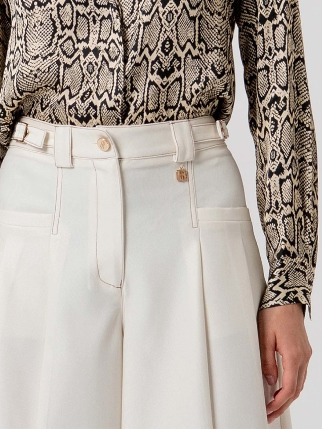 Bermudas Flared de Perna Larga com Pinças