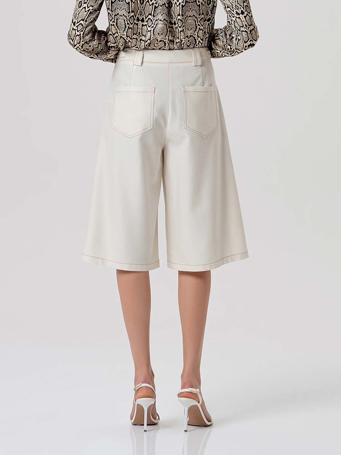 Bermudas Flared de Perna Larga com Pin�as