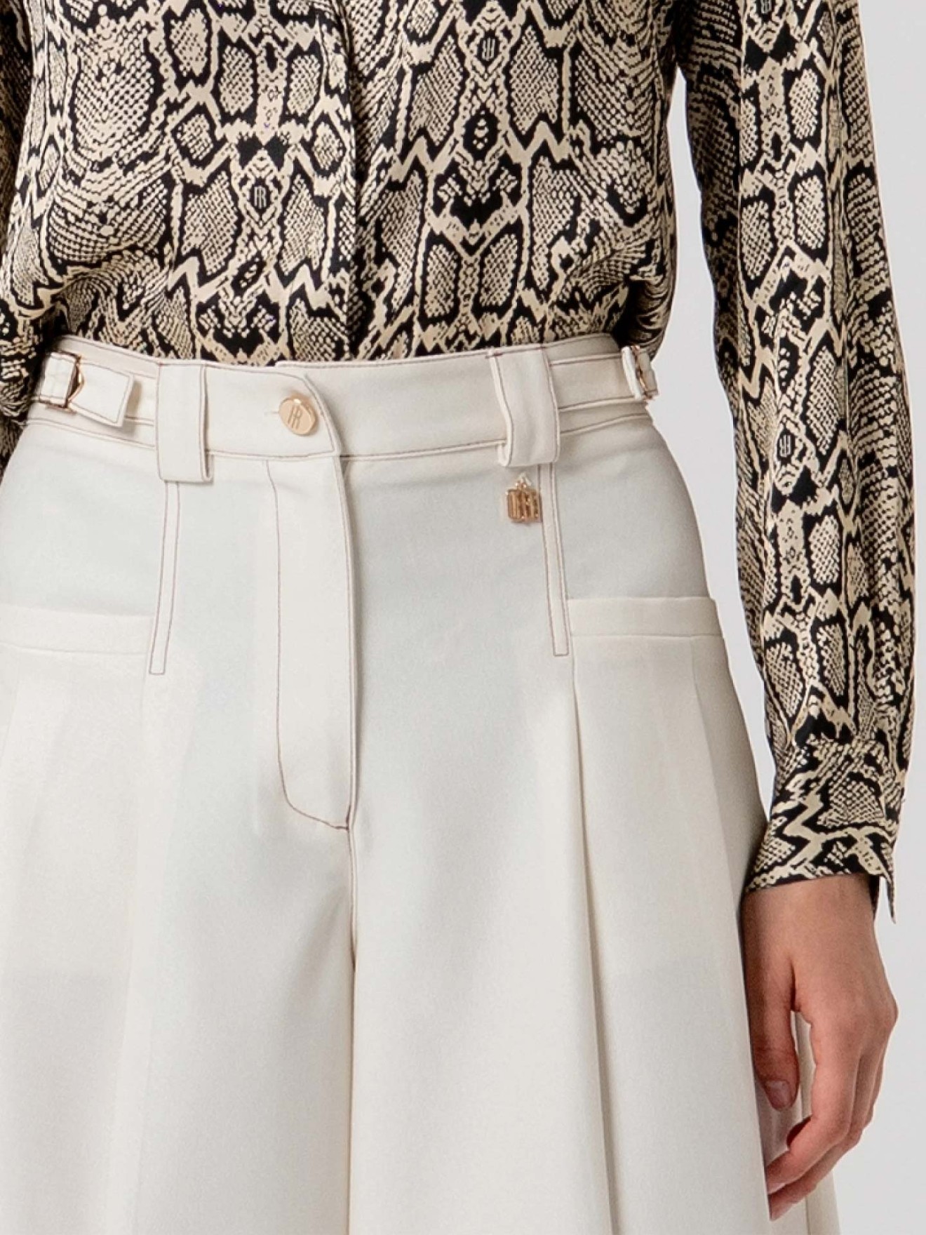 Bermudas Flared de Perna Larga com Pin�as