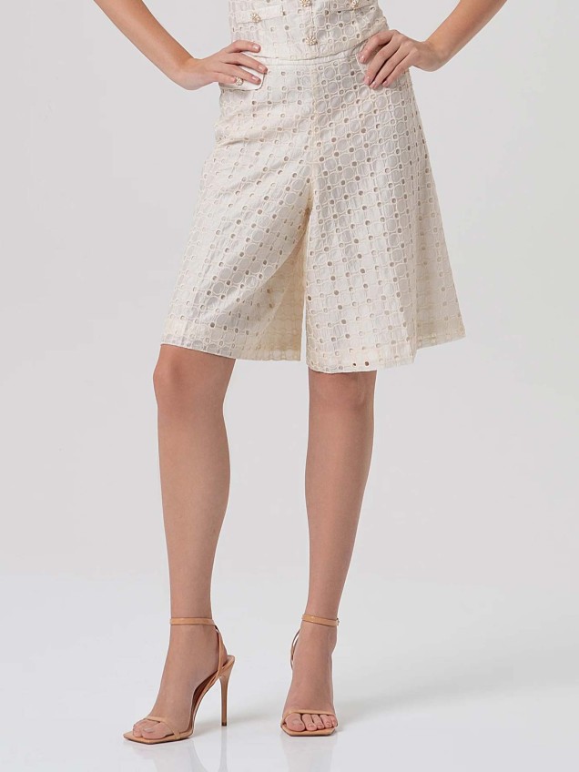 Bermudas Flared Fracomina em Renda