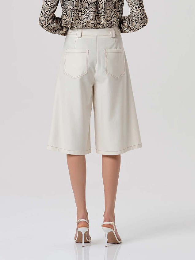 Bermudas Flared de Perna Larga com Pinças