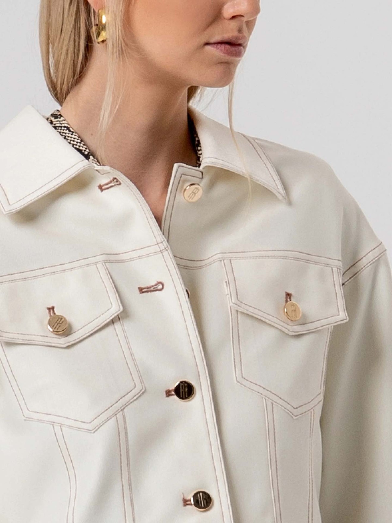 Blus�o Regular Fit com Pespontos em Contraste