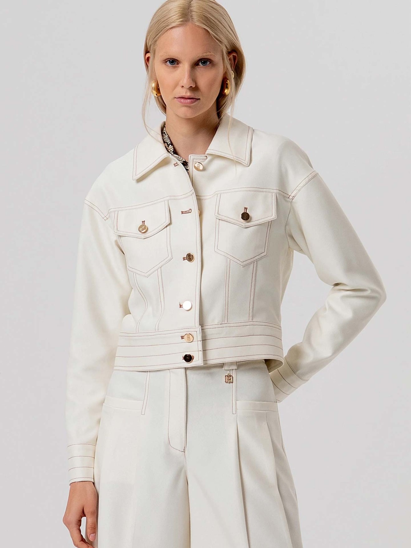 Blus�o Regular Fit com Pespontos em Contraste