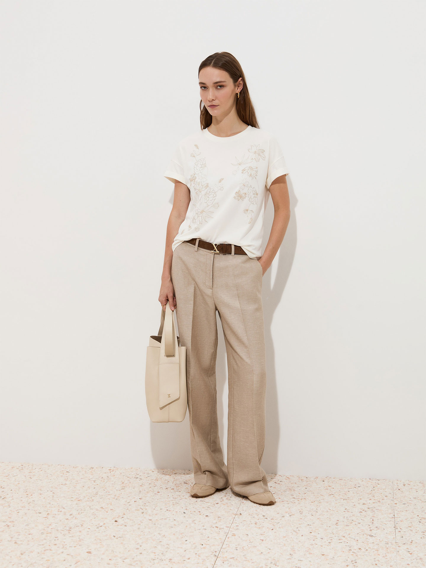 T-Shirt com Bordado Floral