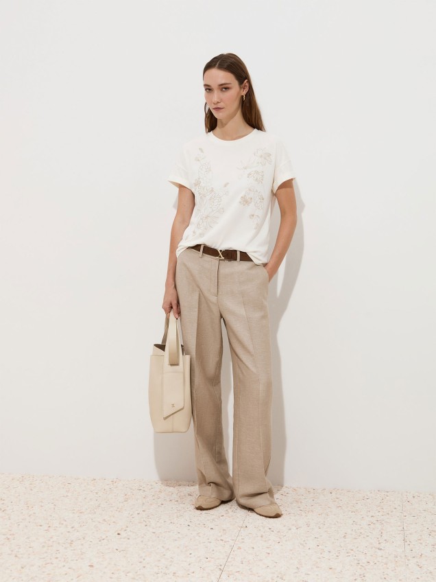 T-Shirt com Bordado Floral