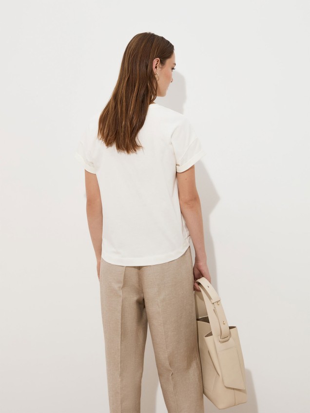 T-Shirt com Bordado Floral