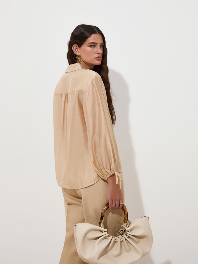 Blusa com Bordado Floral e Punho com Laçada