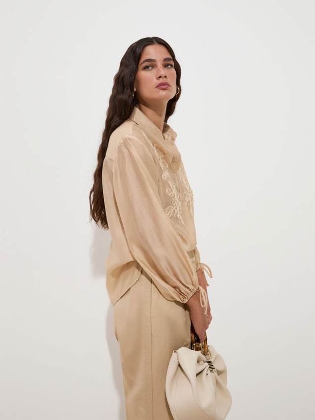 Blusa com Bordado Floral e Punho com Laçada