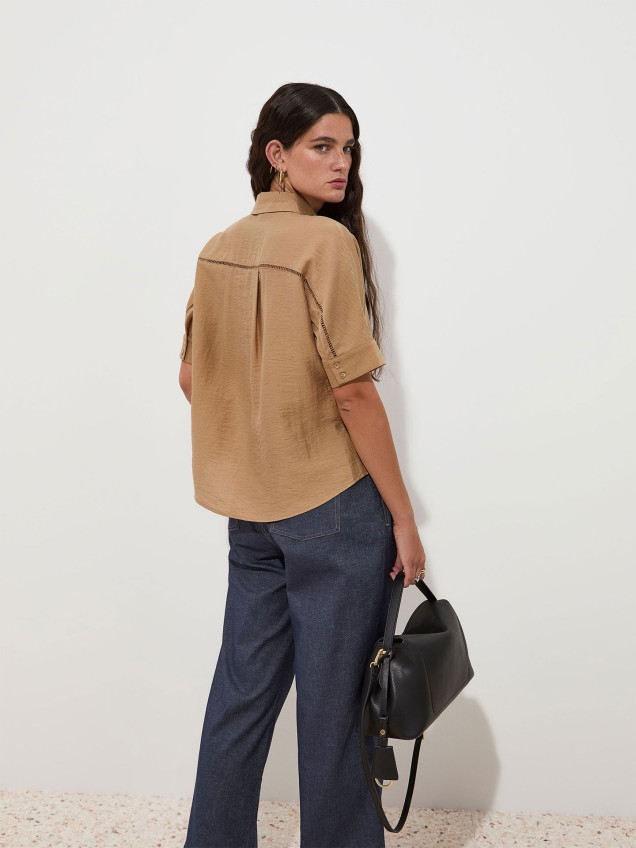 Blusa com Pespontos em Contraste