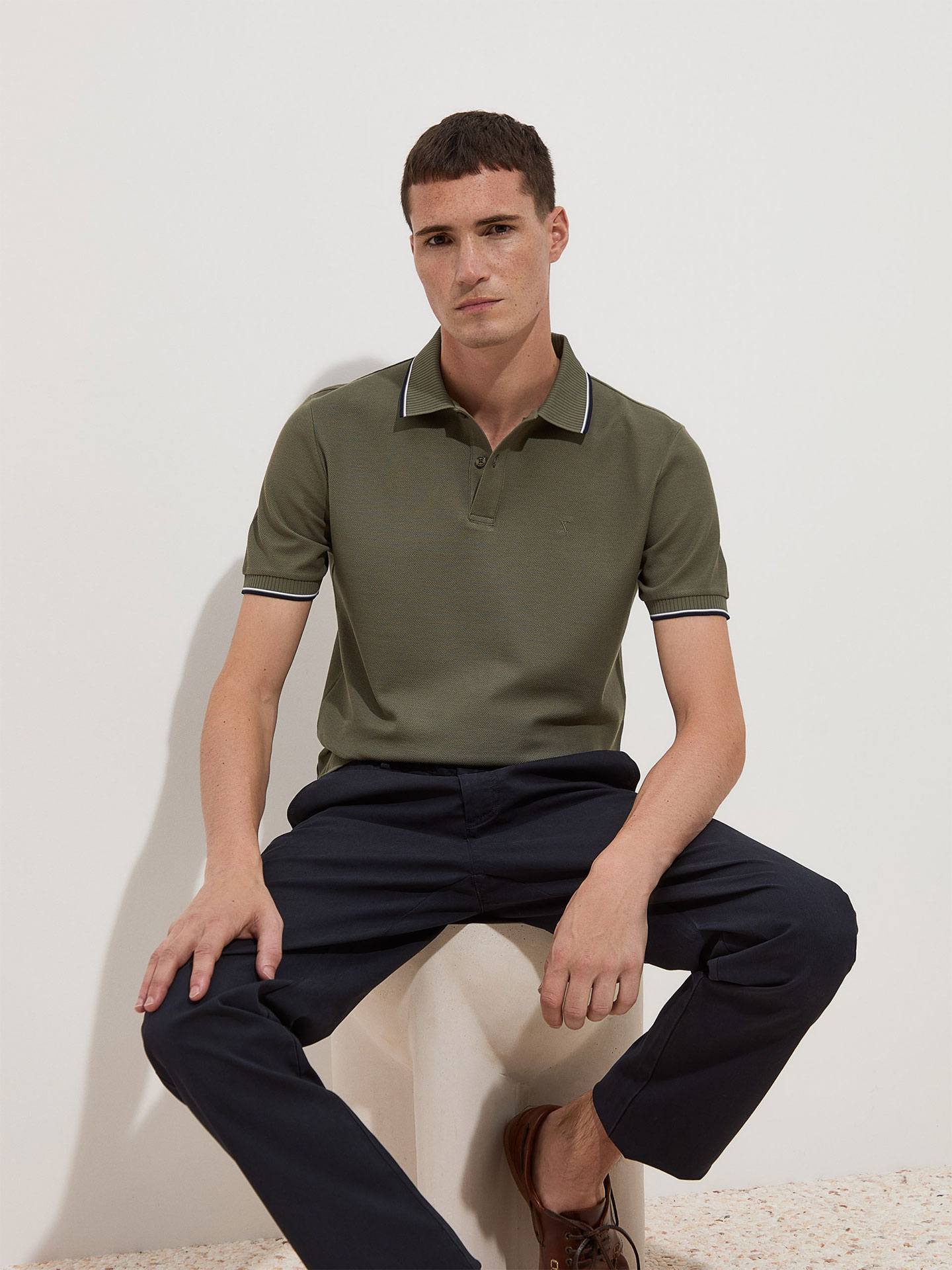 Polo Piqué com Detalhe de Riscas