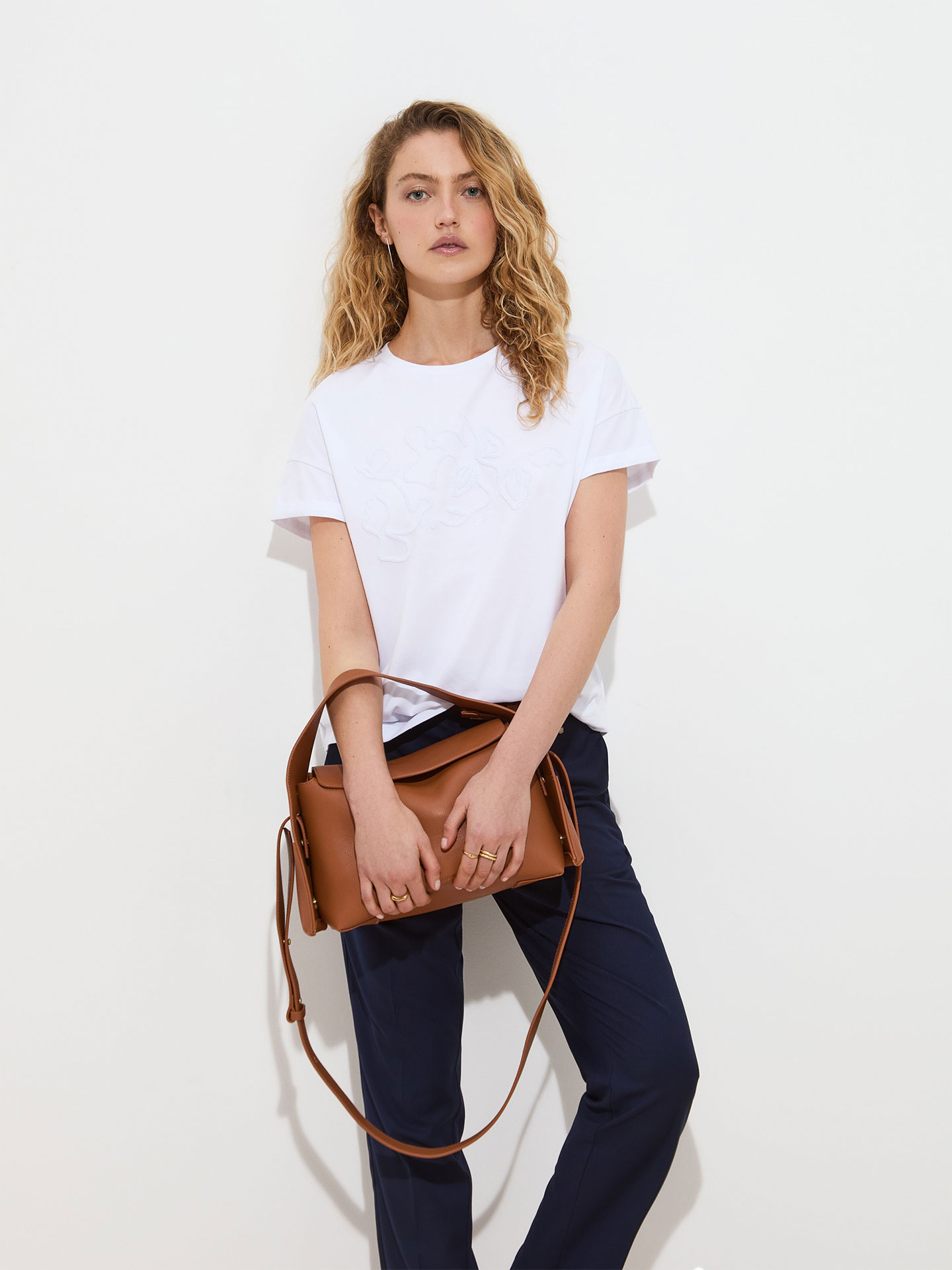 T-shirt com Bordado em Relevo