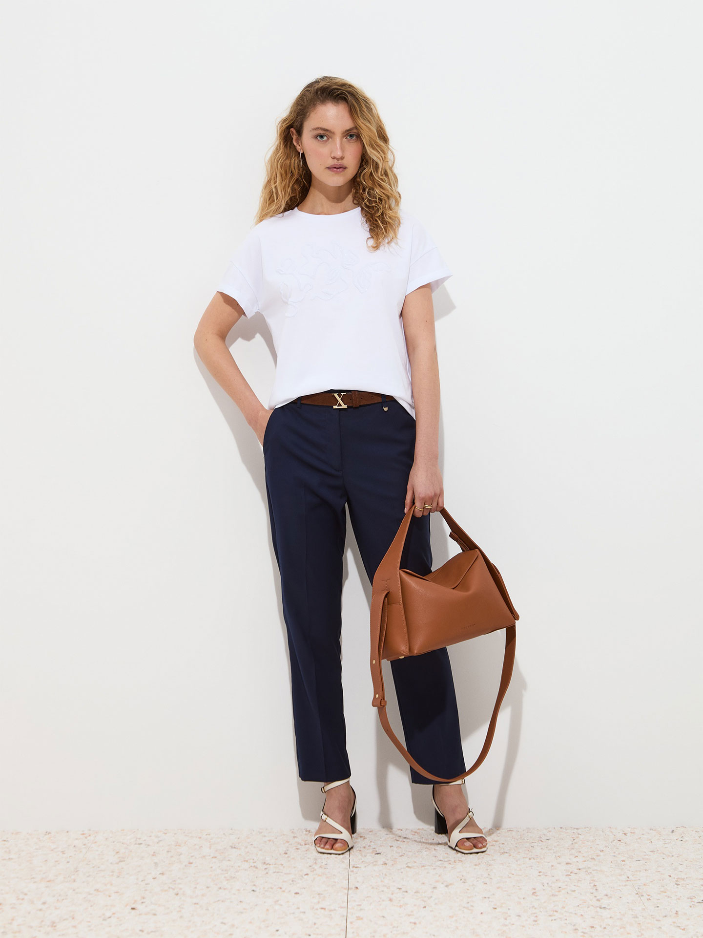 T-shirt com Bordado em Relevo