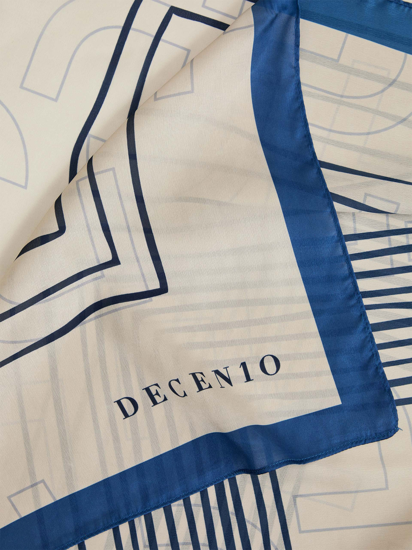 Lenço Quadrado com Estampado