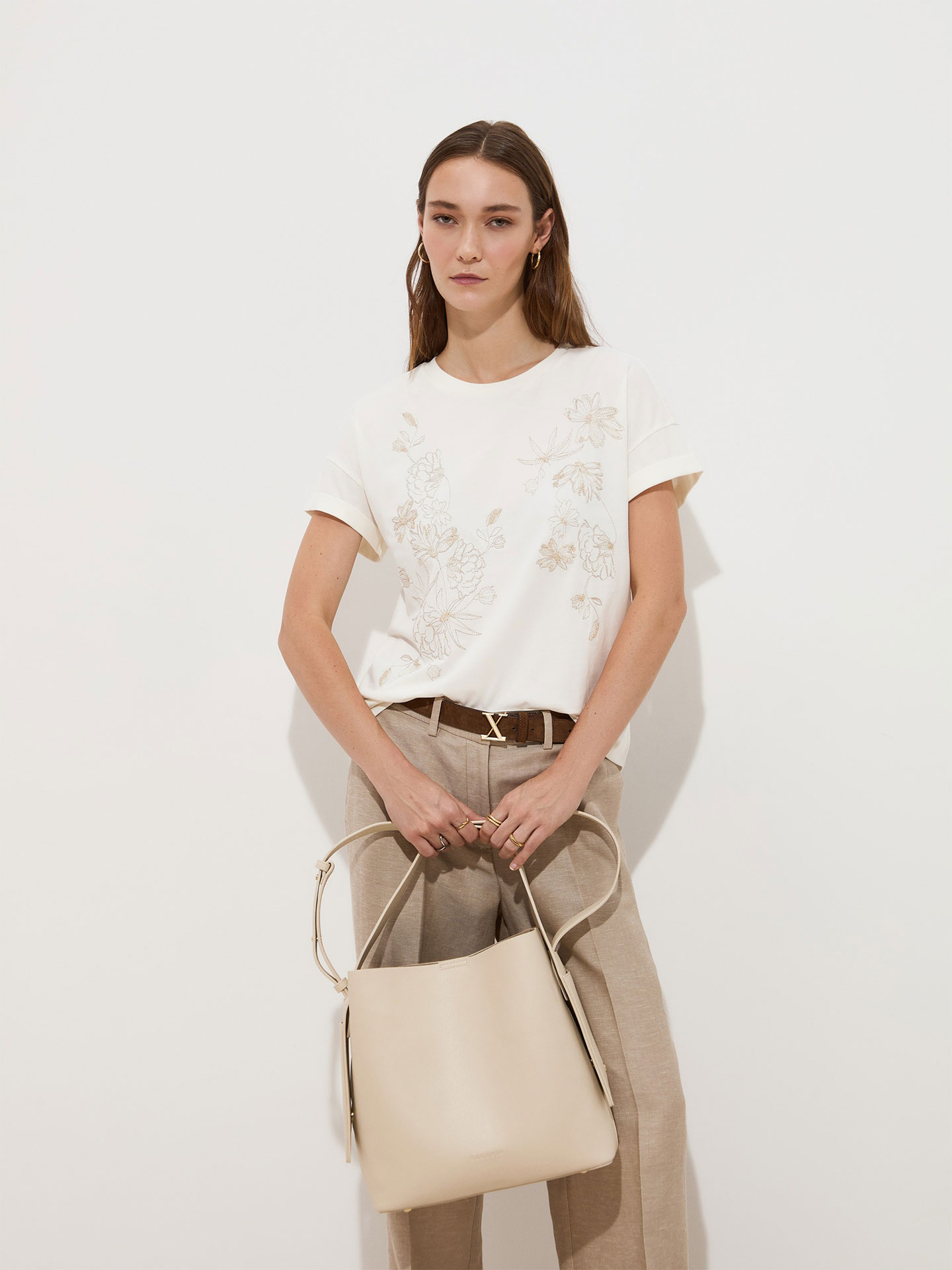 T-Shirt com Bordado Floral