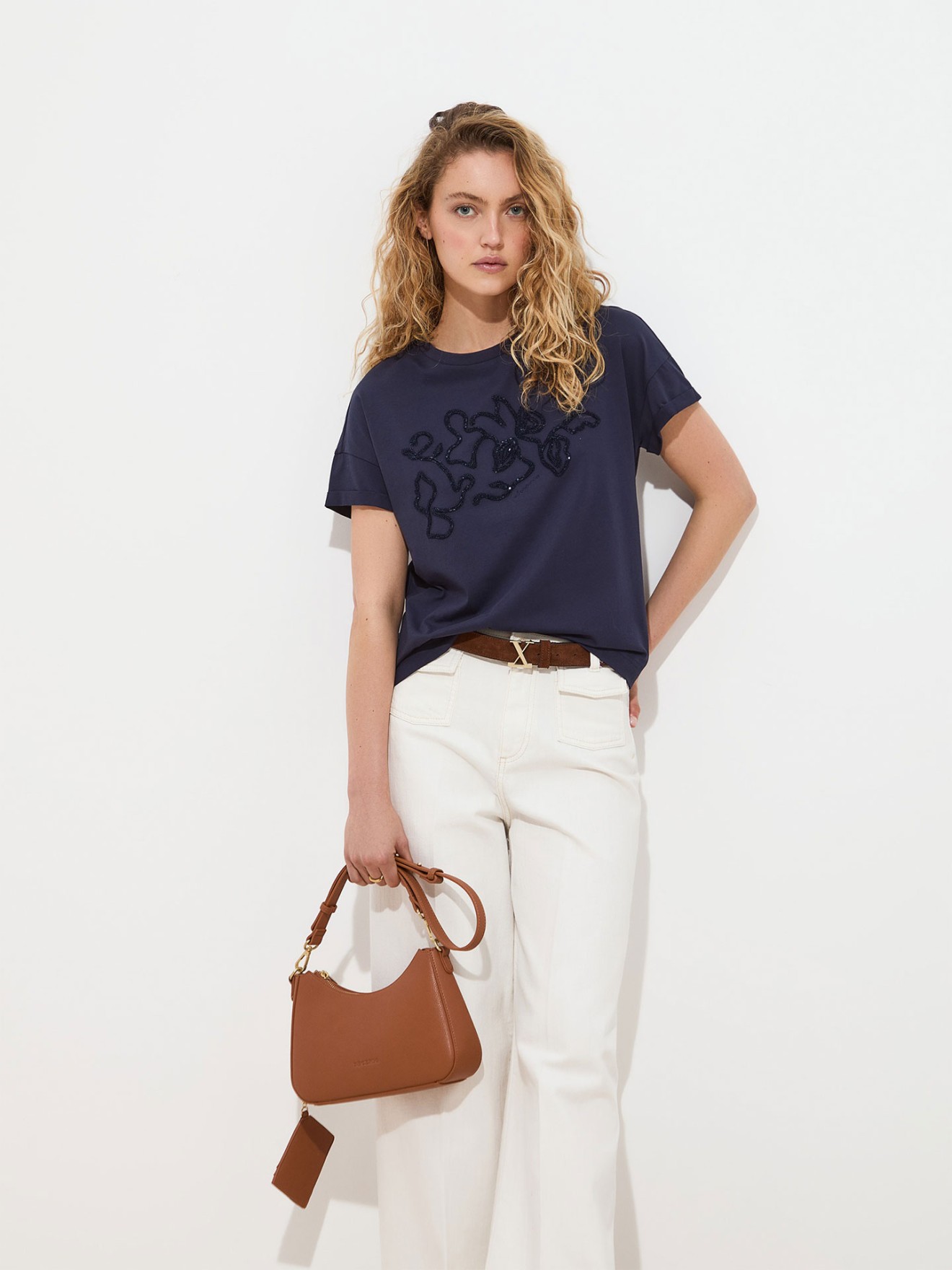 T-shirt com Bordado em Relevo