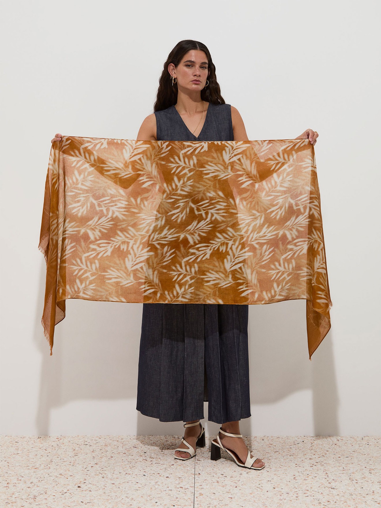 Echarpe Retangular com Estampado de Folhas e Franjas