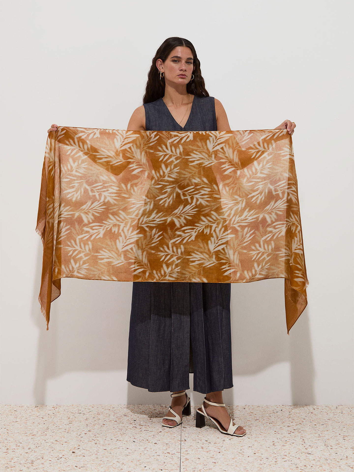 Echarpe Retangular com Estampado de Folhas e Franjas