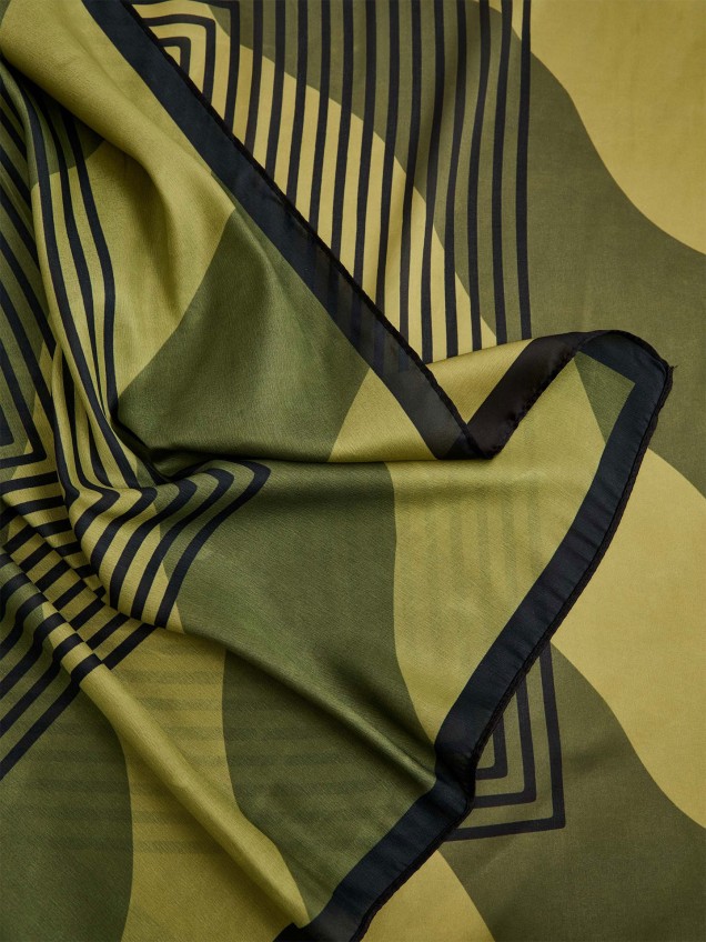 Lenço Quadrado com Estampado