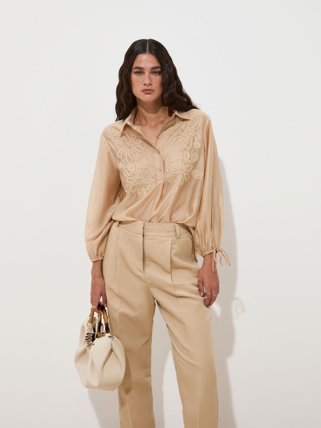 Blusa com Bordado Floral e Punho com La�ada