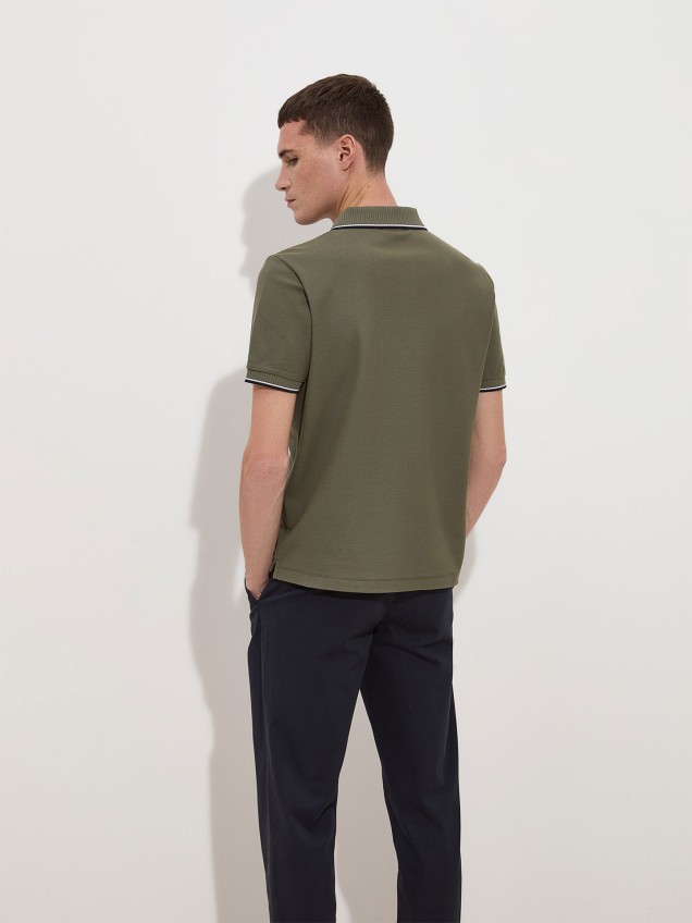 Polo Piqué com Detalhe de Riscas