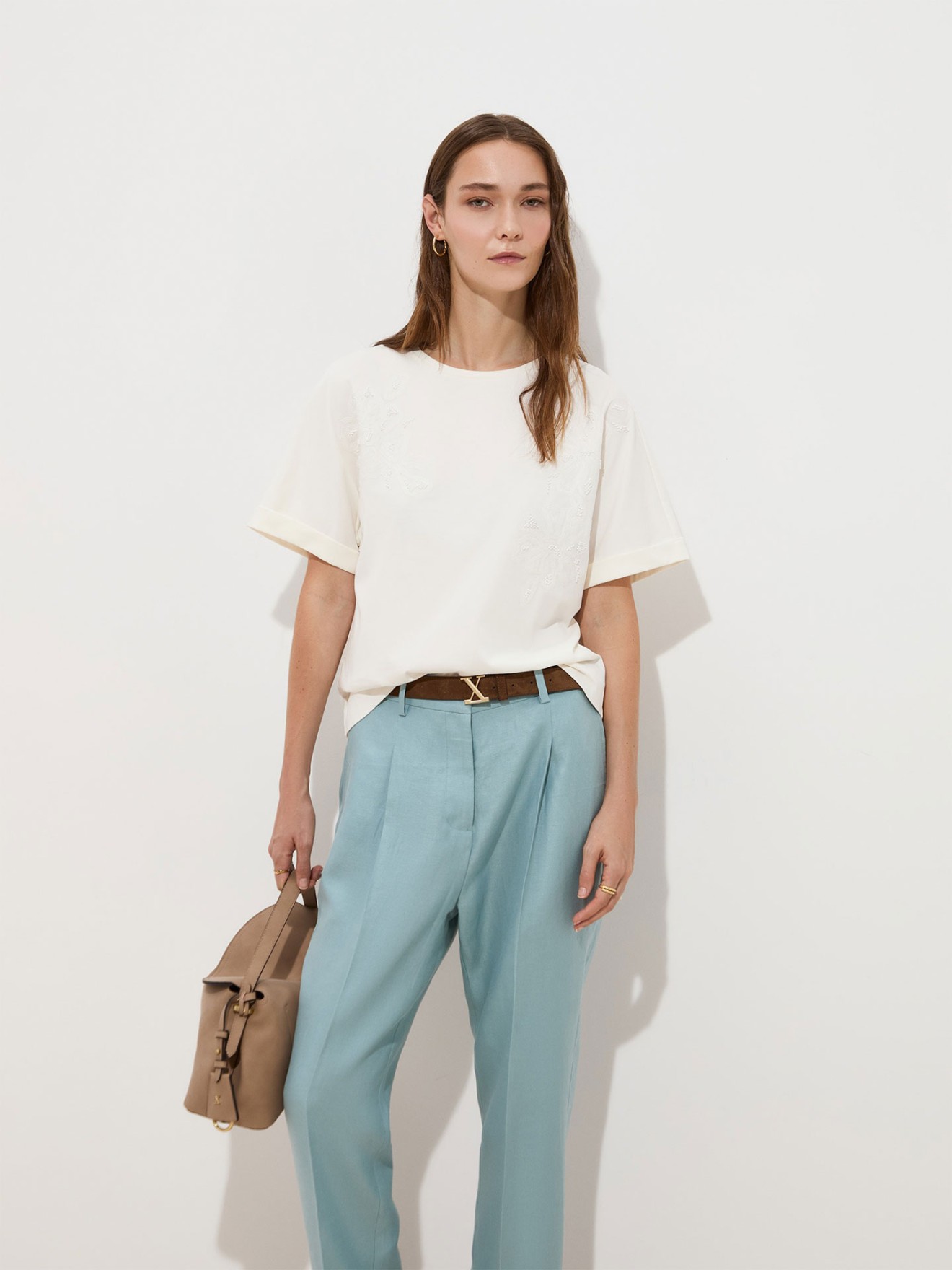 T-shirt com Bordado Floral e Missangas