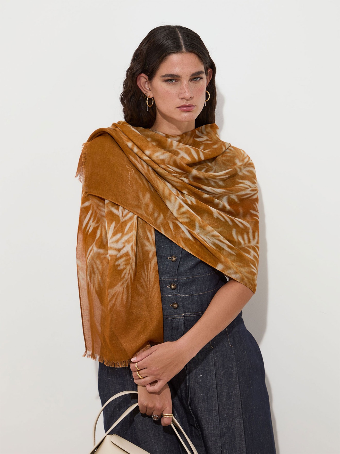 Echarpe Retangular com Estampado de Folhas e Franjas