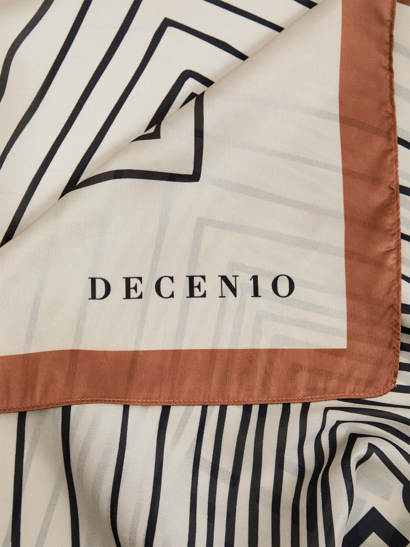 Lenço Quadrado com Estampado