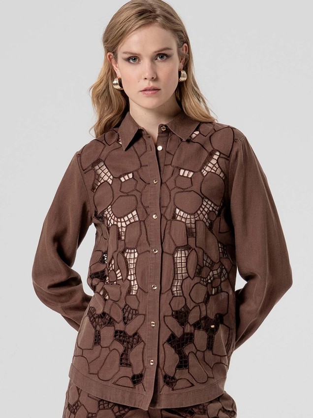 Camisa de Corte Regular com Bordado Perfurado