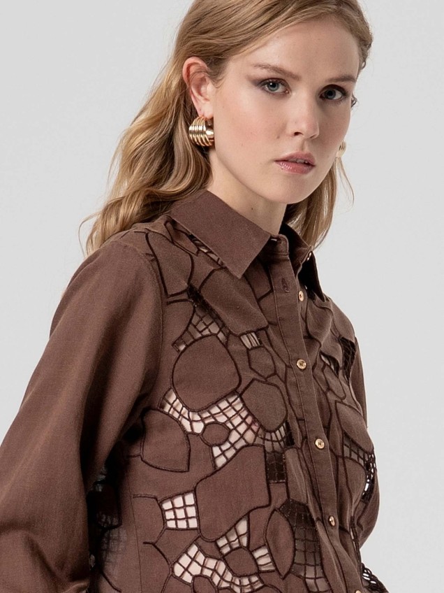 Camisa de Corte Regular com Bordado Perfurado
