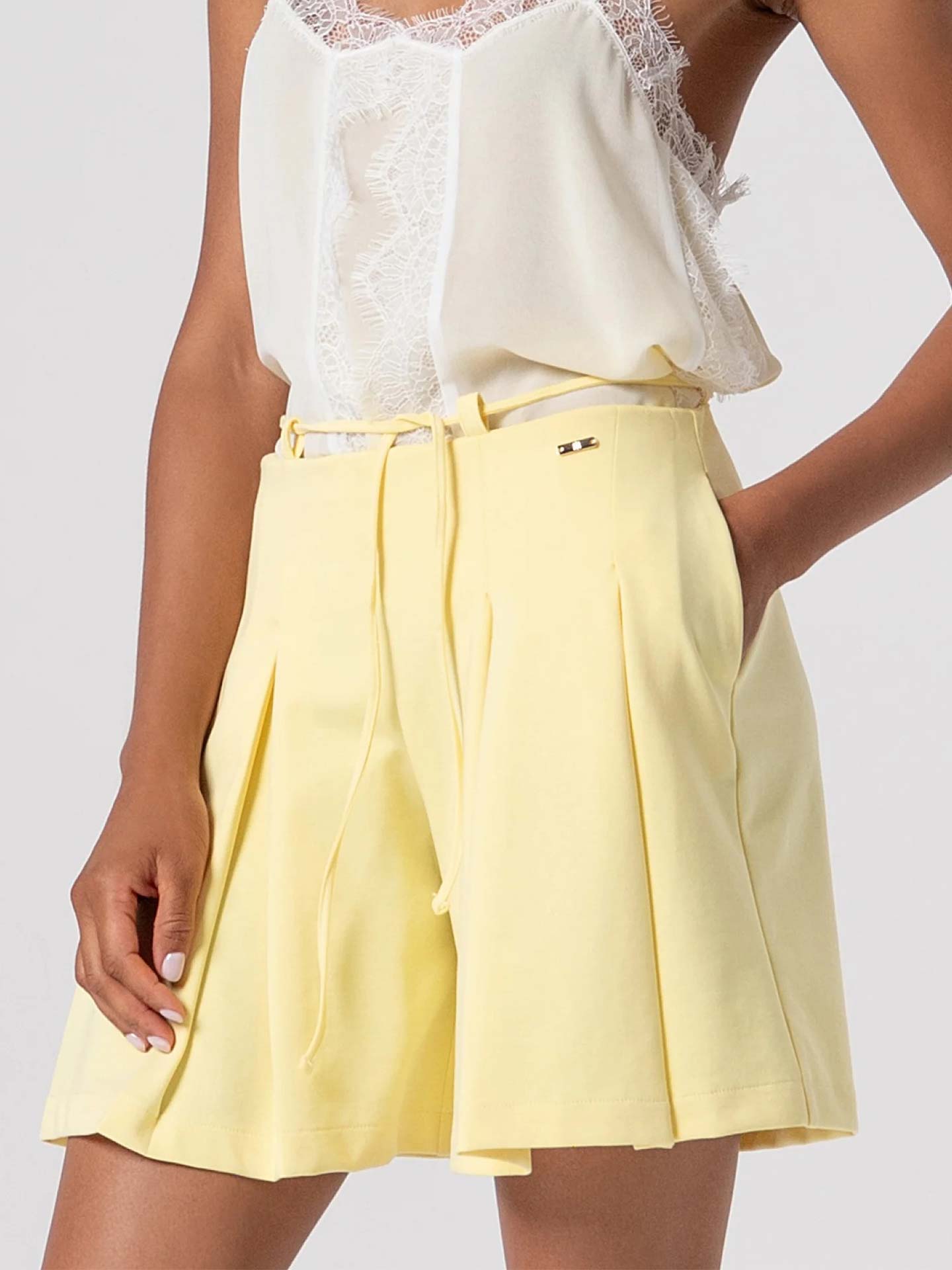 Calções de Cintura Subida com Pregas