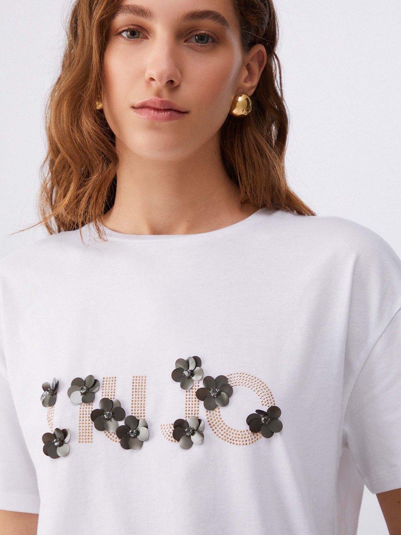 T-shirt com Aplica��es Florais