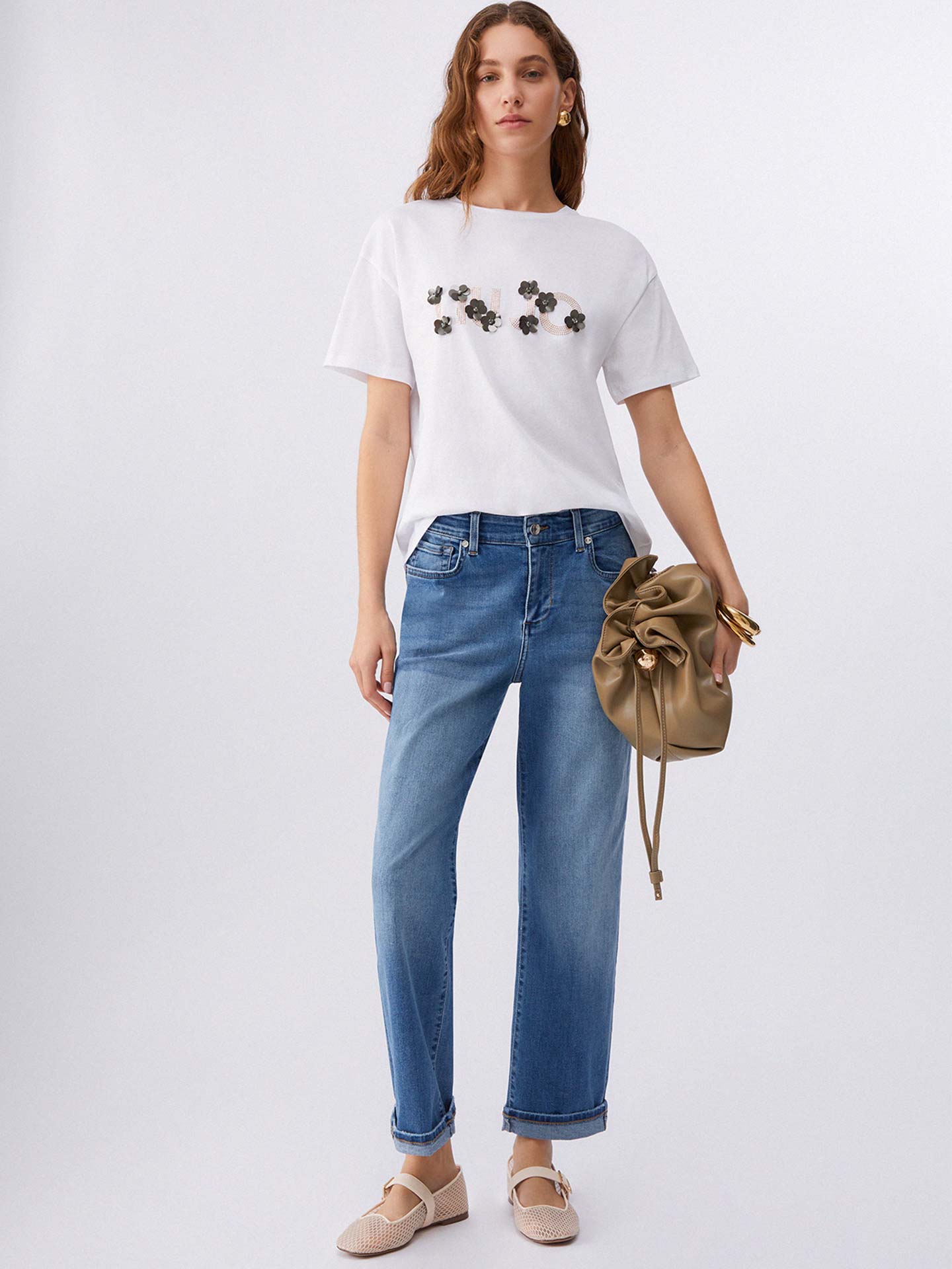 T-shirt com Aplicações Florais