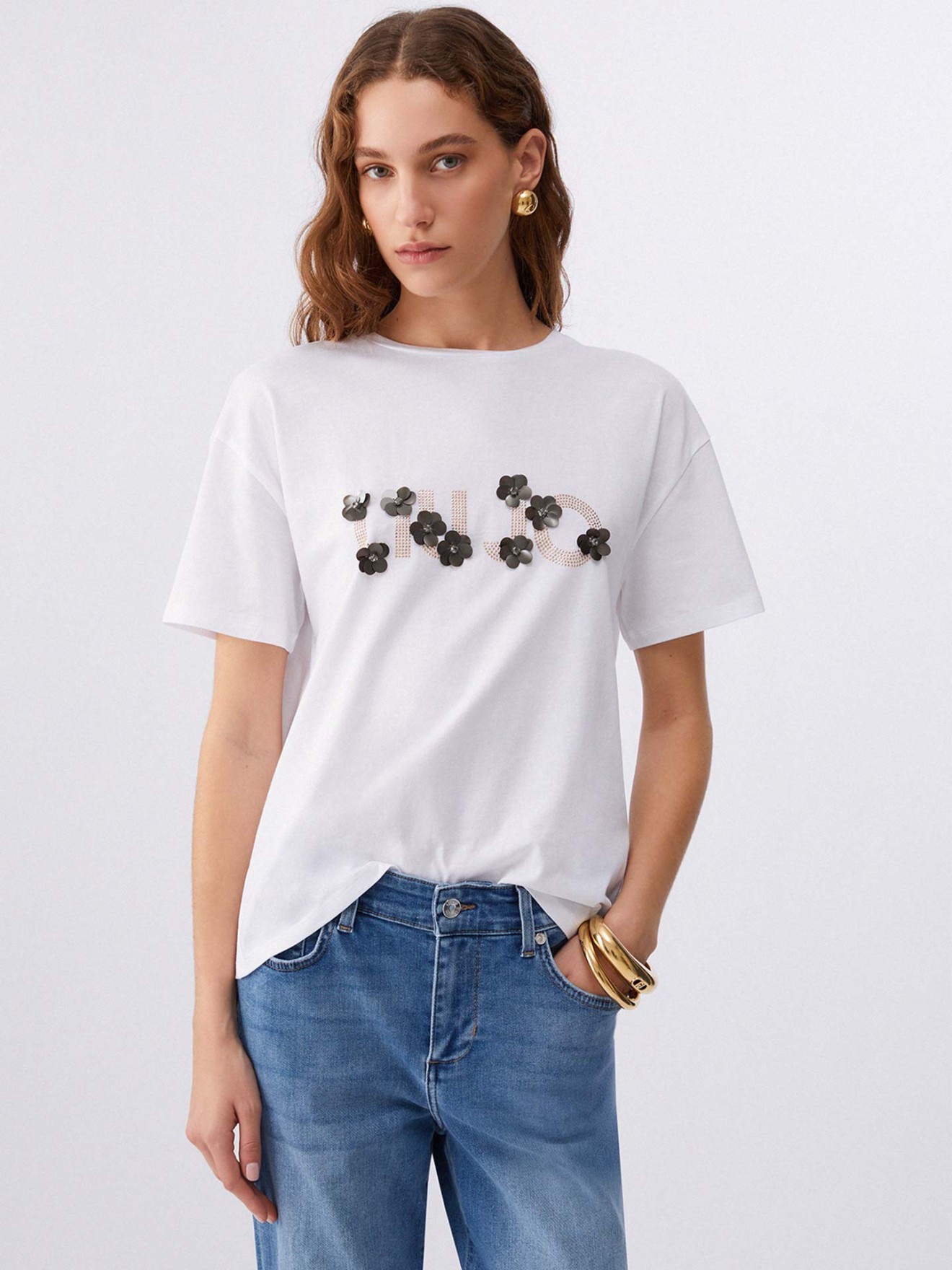 T-shirt com Aplica��es Florais