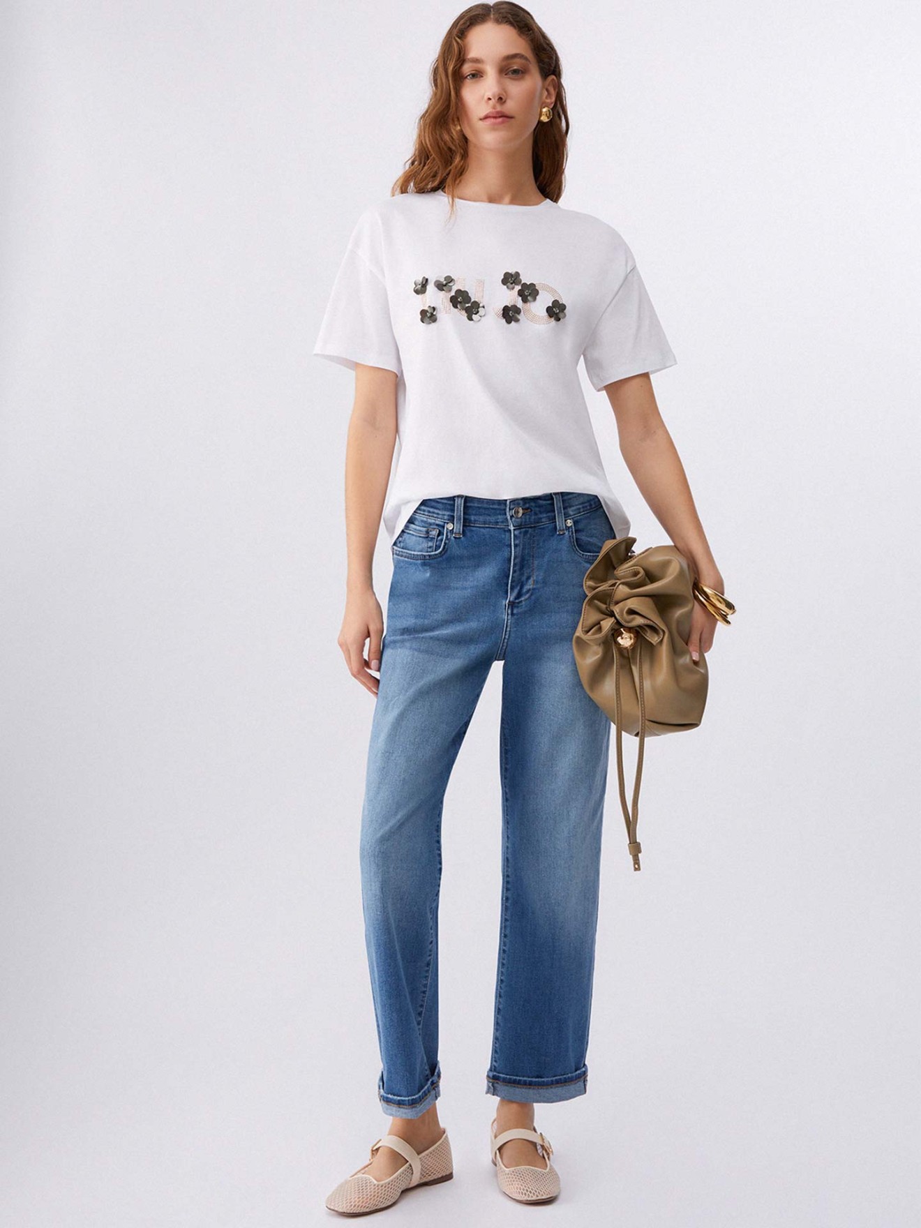 T-shirt com Aplica��es Florais