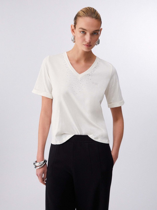 T-shirt com Decote em V e Aplica��o